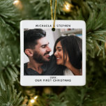 Adorno De Cerámica Primera foto de Navidad de 2 personas de la pareja<br><div class="desc">Conmemorar tu primera Navidad en pareja con este adorno navideño moderno, que incluye una foto con tus nombres, el año, y el texto, "Nuestra primera Navidad" por un lado, y una foto de tamaño completo por el otro lado. Si necesitas ayuda para personalizar esto, por favor envíame un mensaje usando...</div>