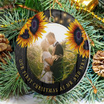 Adorno De Cerámica Primera foto de Navidad Sr. y Sra. girasol rústico<br><div class="desc">Rústica boda de campo recién casados foto de primera Navidad como Sr. y Sra. adorno de árbol personalizado con ramos de girasol dorado amarillo sobre una madera marrón oscura.           Fácil de personalizar con sus nombres,  texto y foto!           Puede ser un regalo de bonito para una pareja nueva.</div>
