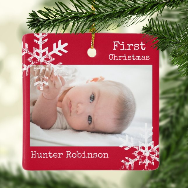 Adorno De Cerámica Primera foto del Personalizado Rojo de Navidad con (Rustic snowflake family holiday keepsake photo ornament perfect for gifts to bring joy to others.)