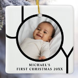 Adorno De Cerámica Primera foto navideña de un bebé personalizado<br><div class="desc">Este elegante ornamento de fotos navideñas de Baby Boy está decorado con la palabra JOY en negro sobre fondo blanco. Personalizable fácil con tu foto,  nombre y año.</div>