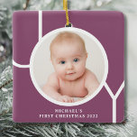 Adorno De Cerámica Primera foto púrpura de Navidad personalizada del<br><div class="desc">Este elegante ornamento de fotos navideñas del bebé está decorado con la palabra JOY en blanco sobre un fondo morado. Personalizable fácil con tu foto y nombre. Adecuado para un niño o chica.</div>