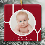 Adorno De Cerámica Primera foto roja navideña del bebé personalizado<br><div class="desc">Este elegante ornamento de fotos navideñas del bebé está decorado con la palabra JOY en blanco sobre un fondo rojo. Personalizable fácil con tu foto y nombre.</div>