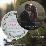 Adorno De Cerámica Primera imagen del Boda botánico de la guirnalda n<br><div class="desc">Captura la magia de tu primera Navidad como pareja casada con este adorno personalizado. La parte delantera muestra una hermosa corona de Navidades botánicos, mientras que al revés hay una reconfortante foto boda que puedes reemplazar fácilmente con tu propia imagen especial. Personalizar el adorno con tu apellido, nombres y fecha...</div>