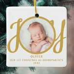 Adorno De Cerámica Primera Navidad: Abuelos, foto de oro<br><div class="desc">Este adorno fotográfico de primera Navidad como abuelos está decorado con la palabra JOY en tipografía elegante de escritura dorada sobre un fondo blanco. Personalizable fácil.</div>