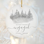 Adorno De Cerámica Primera Navidad Árboles de Woodland Enged Guión gr<br><div class="desc">Conmemore su compromiso con este hermoso adorno rústico de mantenimiento. El texto gris dice "Nuestra primera Navidad comprometida",  con la palabra "comprometida" en un guión elegante con flores antes y después. El ilustracion acuático cuenta con un bosque de bosques de invierno de árboles verdes en tonos grises.</div>