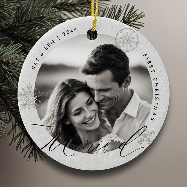 Adorno De Cerámica Primera Navidad Casada con copos de nieve Regalo d (christmas gift first married couple white ornament glitter sparkle modern minimalist snowflake chic)