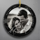 Adorno De Cerámica Primera Navidad Casada con copos de nieve Regalo d<br><div class="desc">Celebra tu primera Navidad casada con este impresionante primer Navidad con copos de nieve casados regalo de adorno de cerámica Boho Black Photo. Con un falso efecto diamante de imitación que añade un toque de brillo a los delicados copos de nieve, este diseño capta la magia de la temporada. El...</div>