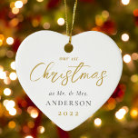 Adorno De Cerámica Primera Navidad casada con la señora Boda. Foto<br><div class="desc">Decoración navideña de cerámica de diseño personalizado,  en forma de corazón,  con el diseño moderno de la caligrafía dorada "Nuestros primeros Navidades". Personaliza con foto,  nombre y fecha de boda.</div>