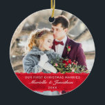 Adorno De Cerámica Primera Navidad casada con Personalizado de banda<br><div class="desc">Para tu primera Navidad casada,  este elegante y romántico ornamento de fotos personalizado de vacaciones muestra tu foto con una franja roja para el guión de tipografía blanca que dice "nuestro primer matrimonio de Navidad" con tus nombres y fecha para personalizar. Diseñado por ©Susan Coffey.</div>
