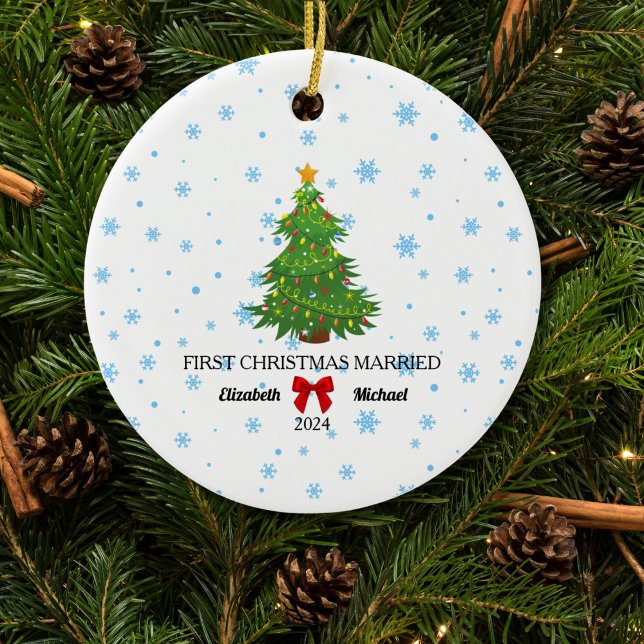 Adorno De Cerámica Primera Navidad Casada Pareja Personalizado 2024 (First Christmas Married 2024 Custom Couple Ceramic Ornament)