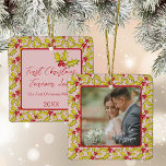Adorno De Cerámica Primera Navidad Casados De Pink Red Fun Couples Fo<br><div class="desc">Conmemorar tu primera Navidad como una pareja casada con este hermoso adorno fotográfico con un clásico patrón de hadas y bayas dibujadas a mano en un fondo rosa retro con una foto de un lado y tu texto en la parte posterior.</div>