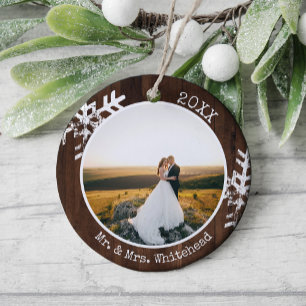 Adorno De Cerámica Primera Navidad Casados Foto Madera Rústica Nieve