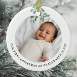Adorno De Cerámica Primera Navidad como abuelos foto a Mistleto<br><div class="desc">El primer ornamento navideño de este abuelo está decorado con mistletoe acuarela. Personalizable fácil con la foto, nombre y año de su bebé. Utilice la Herramienta de diseño para cambiar el tamaño, estilo o color del texto. Porque creamos nuestra obra de arte no encontrarás esta imagen exacta de otros diseñadores....</div>