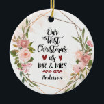Adorno De Cerámica Primera Navidad como Boda de Rosas Sr. y Sra. Rubo<br><div class="desc">Personalizada Primera Navidad, como Mr & Mrs ornament presenta elegantes ramos de acuarela floral con rosas romanas de color rosa rubor, hojas doradas y verdes y un marco geométrico moderno. En la parte posterior aparece la Biblia Verse 1 Corinthians 13:4, "El amor es paciente, el amor es amable. No envidia,...</div>