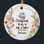 Adorno De Cerámica Primera Navidad como Boda de Rosas Sr. y Sra. Rubo<br><div class="desc">Personalizada Primera Navidad, como Mr & Mrs ornament presenta elegantes ramos de acuarela floral con rosas romanas de color rosa rubor, hojas doradas y verdes y un marco geométrico moderno. En la parte posterior aparece la Biblia Verse 1 Corinthians 13:4, "El amor es paciente, el amor es amable. No envidia,...</div>