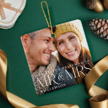 Adorno De Cerámica Primera Navidad como el Sr. y la Sra. Modern Coupl<br><div class="desc">Foto mínima y moderna de la pareja en primera Navidad como Sr. Ornamento de fotos y de la señora. Diseño sencillo y moderno con un diseño fotográfico completo. Personalizar con su foto especial, año y nombre. Foto de "Mr & Mrs." en una tipografía elegante. Perfecto adorno de keepsake con parejas...</div>