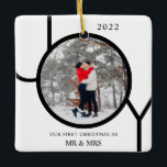 Adorno De Cerámica Primera Navidad como el Sr. y la Sra. Photo Cerami<br><div class="desc">Esta Primera Navidad moderna como Mr. & Mrs. Photo Ornament está decorada con la palabra JOY en negro sobre un fondo blanco. Personalizable fácil con tu foto y nombre.</div>