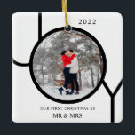 Adorno De Cerámica Primera Navidad como el Sr. y la Sra. Photo Cerami<br><div class="desc">Esta Primera Navidad moderna como Mr. & Mrs. Photo Ornament está decorada con la palabra JOY en negro sobre un fondo blanco. Personalizable fácil con tu foto y nombre.</div>