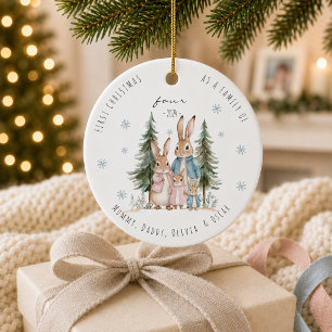 Adorno De Cerámica Primera Navidad como familia de cuatro conejos