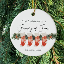 Adorno De Cerámica Primera Navidad como familia de cuatro medias