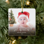 Adorno De Cerámica Primera Navidad como familia de Navidades abuelos<br><div class="desc">Nena Primera Navidad como abuelos Ornamento 2024,  Regalo de Ornamento Personalizado para Abuelos,  1ª Decoración Bauble para Abuela,  Abuela ¡Celebra tu primera Navidad como abuelos con un lindo y significativo obsequio! Este adorno personalizado está diseñado para capturar la alegría y el amor de este hito especial.</div>