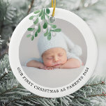 Adorno De Cerámica Primera Navidad como foto acuarela de los padres<br><div class="desc">El primer ornamento de Navidad de este padre está decorado con mistletoe acuarela. Personalizable fácil con la foto, nombre y año de su bebé. Utilice la Herramienta de diseño para cambiar el tamaño, estilo o color del texto. Porque creamos nuestra obra de arte no encontrarás esta imagen exacta de otros...</div>