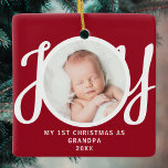 Adorno De Cerámica Primera Navidad como foto del abuelo Keepsake rojo<br><div class="desc">Este adorno fotográfico "First Christmas As Grandpa" (Primera Navidad como abuelo) está decorado con la palabra 'JOY' en una tipografía de escritura elegante con un fondo rojo. Personalizable fácil.</div>
