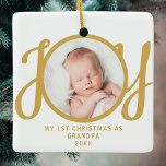 Adorno De Cerámica Primera Navidad como foto guión de oro para el abu<br><div class="desc">Este botón,  "First Christmas As Grandpa" (Primera Navidad como abuelo),  es adornado con la palabra 'JOY' en una tipografía elegante de escritura de oro sobre un fondo blanco. Personalizable fácil.</div>