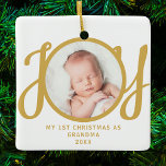 Adorno De Cerámica Primera Navidad como foto manuscrita de oro para l<br><div class="desc">Este botón,  "First Christmas As Grandma" (Primera Navidad como abuela),  es adornado con la palabra 'JOY' en una tipografía elegante de escritura de oro sobre un fondo blanco. Personalizable fácil.</div>
