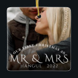 Adorno De Cerámica Primera Navidad Como Mr. Couple Photo<br><div class="desc">Foto de la pareja moderna en primera Navidad como Sr. y la Sra. Ornament. Simplemente agrega tu propia foto de vacaciones y personaliza con tu nombre y año casados. Un adorno perfecto para mantener a cada Navidad para adornar su árbol.</div>