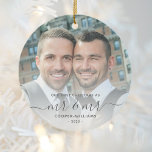 Adorno De Cerámica Primera Navidad como Sr. y Sr. LGBTQ Keepsake<br><div class="desc">Conmemorar la primera Navidad de tu matrimonio con este hermoso adorno de keepsake moderno. El texto gris del carbón vegetal dice "Nuestra primera Navidad como señor y señor", con las palabras "señor y señor" en un elegante guión de escritura a mano con flores antes y después. Reemplace la imagen de...</div>