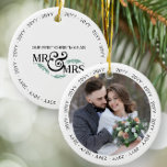 Adorno De Cerámica Primera Navidad como Sr. y Sra. Boda Foto<br><div class="desc">Ornamento casado de primer año, con el año repetido alrededor del borde. Ornamento de doble cara con la foto de su boda en un lado y "nuestros primeros chrismtas como el señor y la señora en el otro lado. Bonito regalo de navidades recién casados para parejas que se casan por...</div>