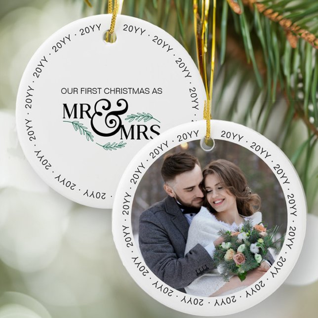 Adorno De Cerámica Primera Navidad como Sr. y Sra. Boda Foto (Mr & Mrs first christmas ornament from the Newlywed Christmas Gift Ideas collection by Darling & May)