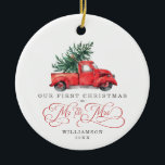 Adorno De Cerámica Primera Navidad como Sr. y Sra. / Camión Rojo Vint<br><div class="desc">Este adorno navideño inspirado por la vintage presenta un precioso ilustracion acuático de un camión rojo con un pino. Los campos de texto son totalmente editables excepto para la palabra "Navidades". Simplemente elimine esta palabra haciendo clic en el botón borrar y agregue su propio texto si necesita una palabra diferente....</div>