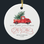Adorno De Cerámica Primera Navidad como Sr. y Sra. / Camión Rojo Vint<br><div class="desc">Este adorno navideño inspirado por la vintage presenta un precioso ilustracion acuático de un camión rojo con un pino. Los campos de texto son totalmente editables excepto para la palabra "Navidades". Simplemente elimine esta palabra haciendo clic en el botón borrar y agregue su propio texto si necesita una palabra diferente....</div>