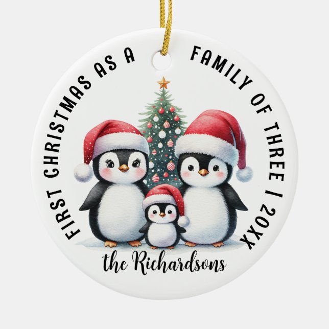 Adorno De Cerámica Primera Navidad como una familia de tres pingüinos (Frente)