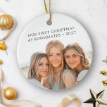 Adorno De Cerámica Primera Navidad, compañeros de habitación, amigos,<br><div class="desc">Celebra tu primera Navidad juntos como compañeros de habitación con este adorno cerámico personalizado. Con su foto favorita en ambos lados, este ornamento también incluye texto editable y el año, lo que le permite personalizar para capturar el vínculo único que comparte. El diseño es sencillo pero significativo, lo que hace...</div>