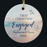 Adorno De Cerámica Primera Navidad Comprometida Beach Sunset Ceramic<br><div class="desc">El Keepsake Engagement Ornament, con una romántica puesta de sol en la playa o amanecer sobre un océano tropical con olas azul turquesa verde azuladas y arena rosa de durazno con hermosos colores pastel, es perfecto para la pareja que se ha embarcado en una playa o está planeando una boda...</div>