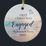 Adorno De Cerámica Primera Navidad Comprometida Beach Sunset Ceramic<br><div class="desc">El Keepsake Engagement Ornament, con una romántica puesta de sol en la playa o amanecer sobre un océano tropical con olas azul turquesa verde azuladas y arena rosa de durazno con hermosos colores pastel, es perfecto para la pareja que se ha embarcado en una playa o está planeando una boda...</div>