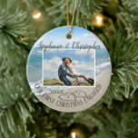 Adorno De Cerámica Primera Navidad Comprometido Beach Hearts Couple P<br><div class="desc">Primera Navidad Comprometida, hermoso ornamento de compromiso de fotos con temas de playa! Celebra tu compromiso mientras planeas una boda en la playa o una luna de miel con este adorno de compromiso. Los corazones de bodas de la playa, enclavados en la arena, hacen un elegante boda de temática náutica...</div>