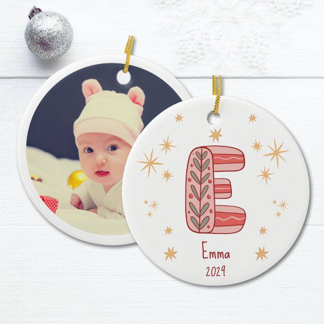 Adorno De Cerámica Primera Navidad de Baby Girl con E inicial (Baby Girl's First Christmas with Initial E Ceramic Ornament)