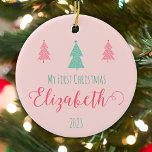 Adorno De Cerámica Primera Navidad del bebé - Encantador Keepsake<br><div class="desc">¡Captura la alegría de la primera Navidad de tu bebé con nuestro encantador adorno de la primera Navidad del bebé! Presentando el entrañable mensaje "Mi primera Navidad", personalizarlo con el nombre de su bebé —como Elizabeth. El delicado fondo rosado prepara la escena para dos árboles rosas y uno verde encima...</div>