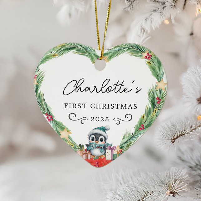 Adorno De Cerámica Primera Navidad del Bebé - Guirnalda y pingüino rú (Baby's First Christmas – Rustic Wreath & Penguin Heart Ceramic Ornament.)