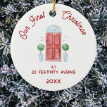 Adorno De Cerámica Primera Navidad en la nueva puerta acuática de cas<br><div class="desc">Celebra tu primera Navidad en tu nuevo hogar con este encantador ornamento personalizado de acuarela en la puerta principal. Cambie la dirección y el año a personalizar. Con una bonito acuarela en la puerta principal y un texto de escritura moderno en rojo festivo, hace un conservadurismo perfecto. Colóquelo en su...</div>