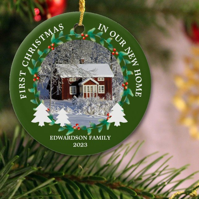 Adorno De Cerámica Primera Navidad en nuestra nueva foto de casa (First Christmas in our new home, photo ornament. Watercolor greenery, berries.)