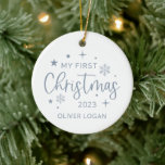 Adorno De Cerámica Primera Navidad festiva<br><div class="desc">Típografía azul turbia festiva,  mi primera Navidad,  adorno. Características,  líneas de texto de plantilla para nombre y año con respaldo de color azul coincidente.</div>