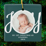 Adorno De Cerámica Primera Navidad: foto de la abuela Keepsake Green<br><div class="desc">Este adorno fotográfico "First Christmas As Grandma" (Primera Navidad como abuela) está decorado con la palabra 'JOY' en una tipografía de escritura elegante sobre un fondo verde. Personalizable fácil.</div>