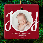 Adorno De Cerámica Primera Navidad, foto de la abuela, manténgase roj<br><div class="desc">Este adorno fotográfico "First Christmas As Grandma" (Primera Navidad como abuela) está decorado con la palabra 'JOY' en una tipografía de escritura elegante con un fondo rojo. Personalizable fácil.</div>