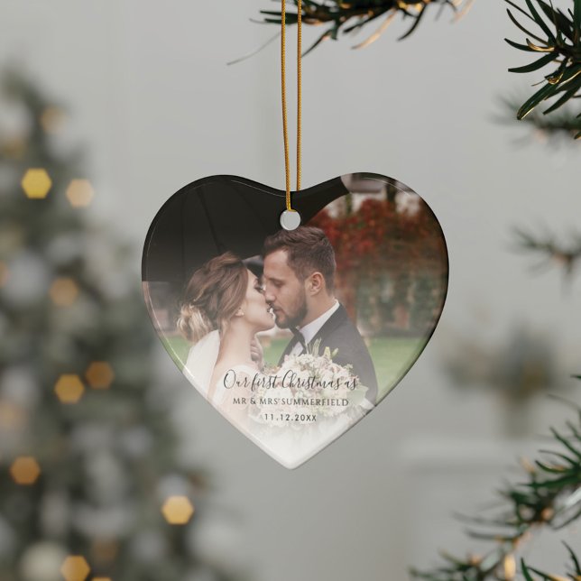 Adorno De Cerámica Primera Navidad: foto del aniversario del Boda cas (First Christmas as Mr and Mrs Heart Shaped Ceramic Ornament)