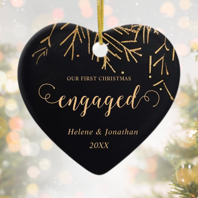 Adorno De Cerámica Primera Navidad Involucrada Festividad Negro Oro Ú (First Christmas Engaged Holiday Black Gold Unique Ceramic Ornament)